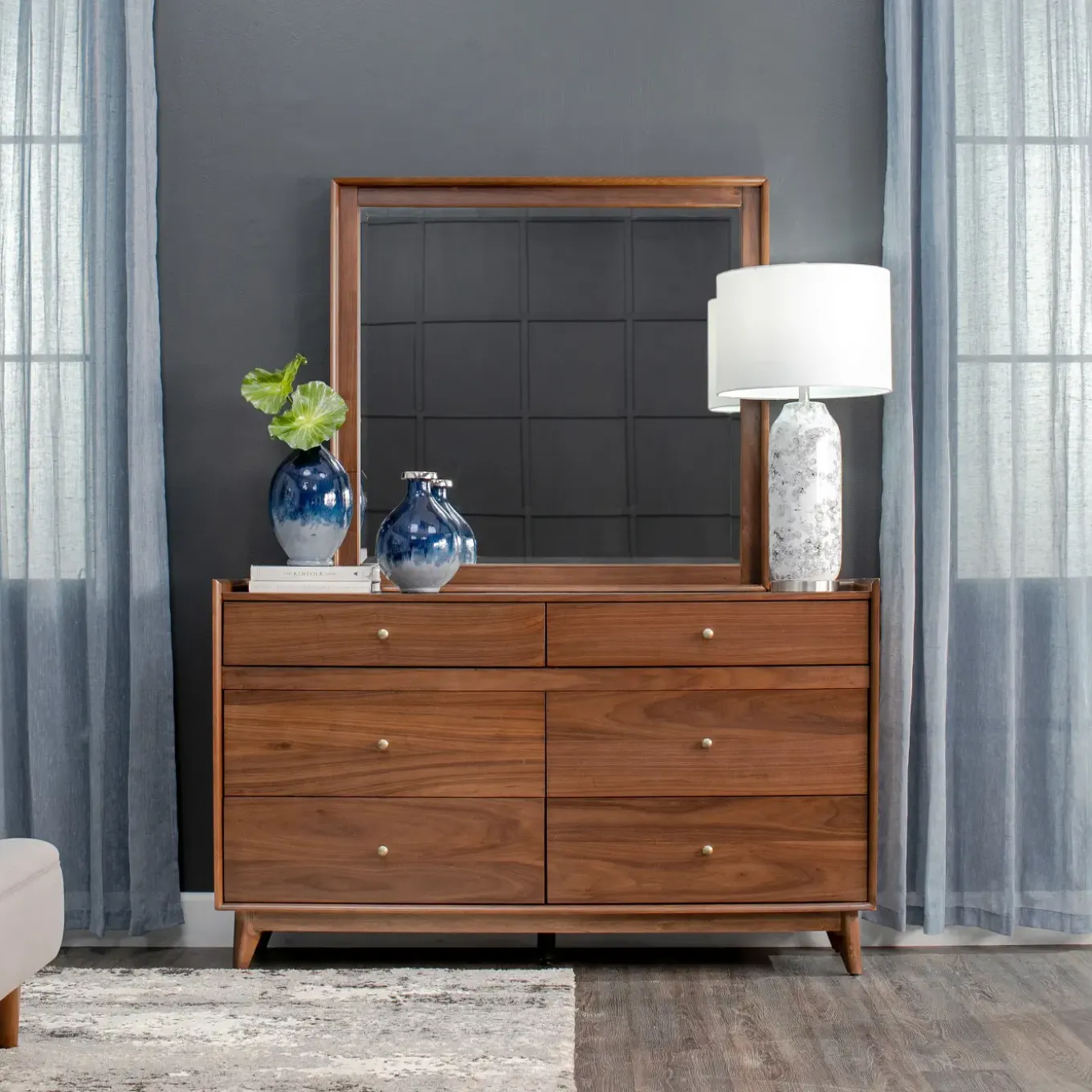 Minetta Dresser